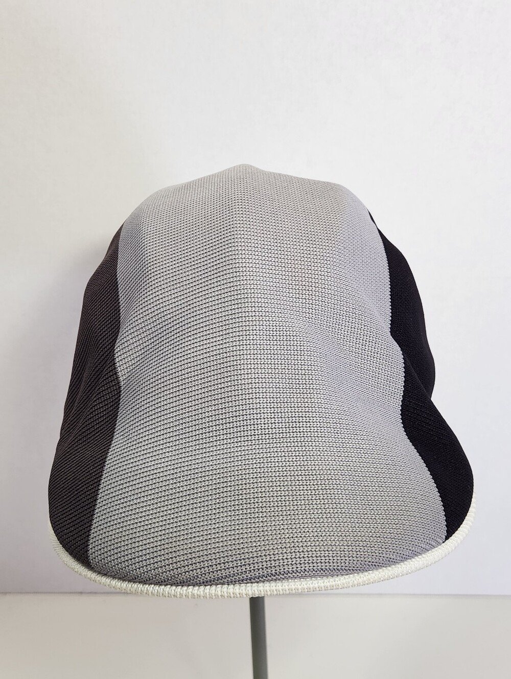 Kangol Men's M Stretch Fit Gray Black Newsboy Hat Flat Cap Driving Cap